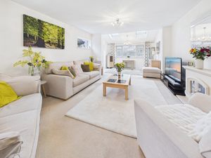 LIVING ROOM- click for photo gallery